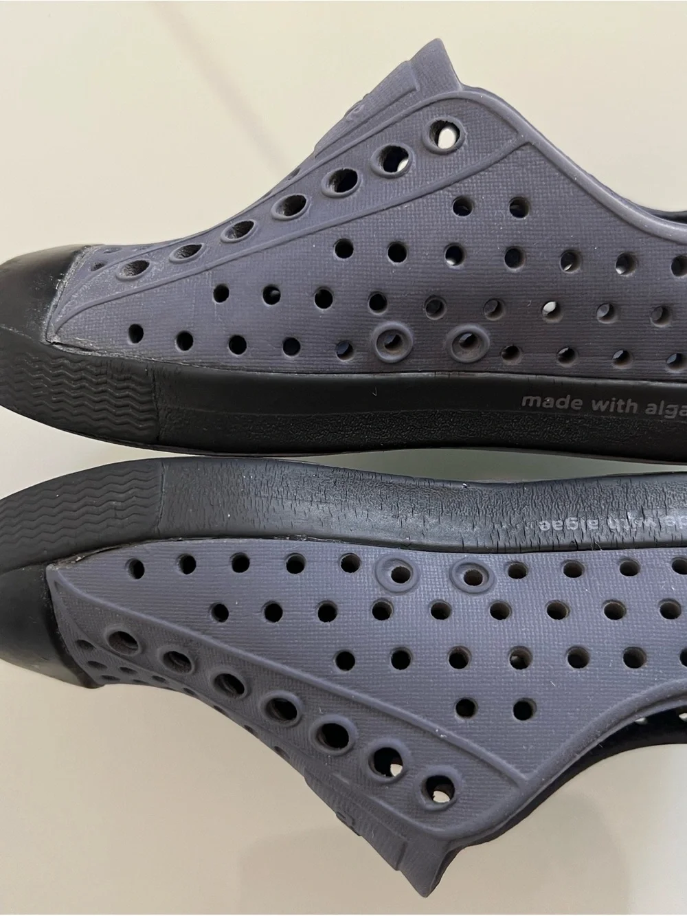 Native Jefferson Pewter Gray & Black Slip-Ons, 8c